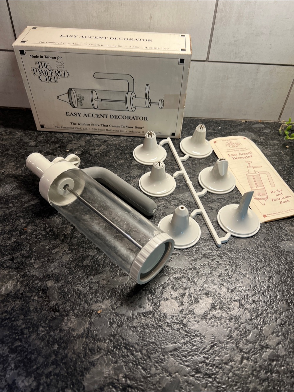 The Pampered Chef Easy Accent Decorator Set - White and Clear. New in box.